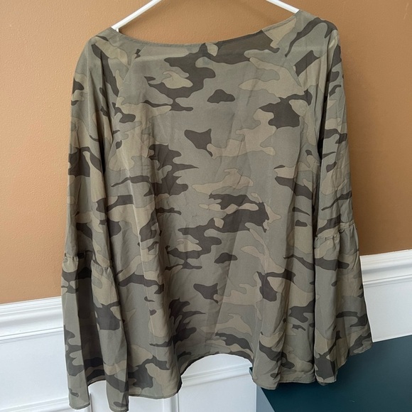 BANANA REPUBLIC Women’s Camo Bell Sleeve Blouse Size Large Boho Casual - Picture 5 of 7
